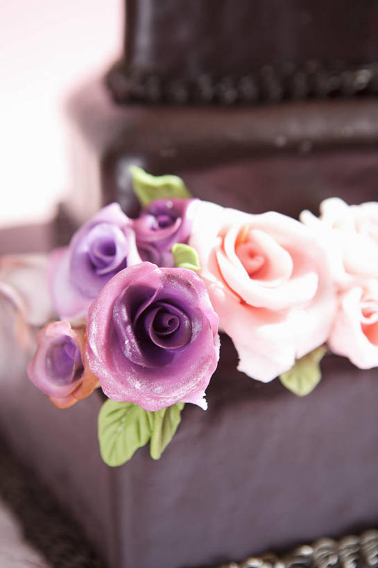 点心,无人,竖图,俯视,室内,特写,白天,白色背景,爱情,幸福,纯洁,热情,桌面,桌子,玫瑰,叶子,阴影,朦胧,模糊,装饰,盛开,反射,木制,影子,食品,糖,糖果,甜点,甜品,绿叶,玫瑰花,婚礼蛋糕,浪漫,花蕾,巧克力蛋糕,花,花瓣,花朵,鲜花,食物,糕点,木制品,甜食,巧克力,花苞,花蕊,温暖,温馨,嫩叶,恩爱,摄影,影棚,朱古力,华丽,修饰,点缀,和睦,感动,衬托,美观,雅致,雅观,尊敬,天真,刺玫花,徘徊花,叶,叶片,彩图,高角度拍摄,影棚拍摄,拍摄,融洽,蛋糕,结婚蛋糕