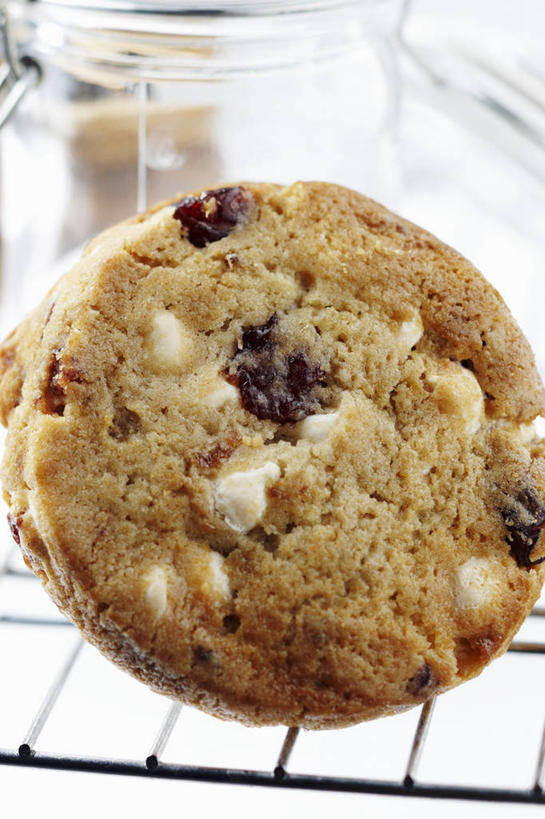 点心,无人,竖图,俯视,室内,特写,白天,烘焙,桌面,桌子,浆果,水果,金属制品,圣诞节,阴影,节日,朦胧,模糊,庆祝,新鲜,反射,金属,木制,影子,核桃,生食,食品,糖,糖果,坚果,甜点,甜品,果实,曲奇,文化,架子,食物,木制品,饼干,甜食,干果,零食,巧克力,庆典,有机食品,绿色食品,纪念,朱古力,曼越桔,蔓越橘,小红莓,曲奇饼,曲奇饼干,胡桃,澳洲坚果,夏威夷果,酸莓,巧克力曲奇,羌桃,冷却,冷却架,澳洲胡桃,彩图,高角度拍摄