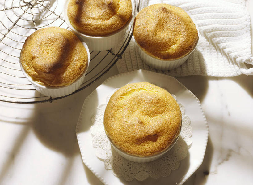 点心,无人,横图,俯视,室内,特写,白天,烘焙,下午茶,桌面,桌子,柠檬,餐具,水果,金属制品,阴影,新鲜,反射,金属,木制,碟子,盘,影子,生食,食品,果实,架子,食物,糕点,一个,盘子,餐巾,木制品,碟,四个,有机食品,绿色食品,单个,冷却,冷却架,保洁方巾,口布,益母果,柠果,彩图,高角度拍摄,蛋糕