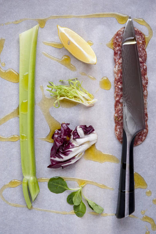 无人,竖图,俯视,室内,特写,白天,白色背景,桌面,桌子,芹菜,蔬菜,椰菜,卷心菜,阴影,新鲜,反射,木制,影子,紫甘蓝,肉,生食,食用油,蔬菜沙拉,香肠,油,橄榄油,沙拉,食品,腊肠,色拉,猪肉,沙律,肉类,紫包菜,食物,木制品,赤甘蓝,甘蓝,摄影,有机食品,绿色食品,影棚,色拉酱,千岛酱,肉食,紫椰菜,植物油,豚肉,紫圆白菜,药芹,水芹,结球甘蓝,红甘蓝,旱芹,甘兰,包心菜,彩图,高角度拍摄,影棚拍摄,拍摄