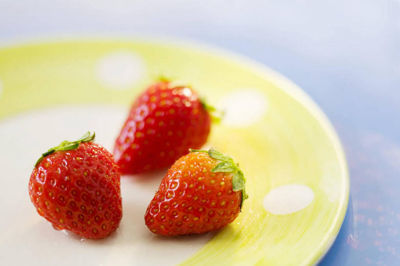 无人,横图,俯视,室内,特写,白天,桌面,桌子,草莓,浆果,餐具,水果,阴影,蓝色背景,新鲜,反射,木制,碟子,盘,影子,生食,食品,果实,食物,三个,一个,红色,盘子,木制品,碟,摄影,有机食品,绿色食品,影棚,单个,洋莓,水果皇后,红莓,地莓,彩图,高角度拍摄,影棚拍摄,拍摄