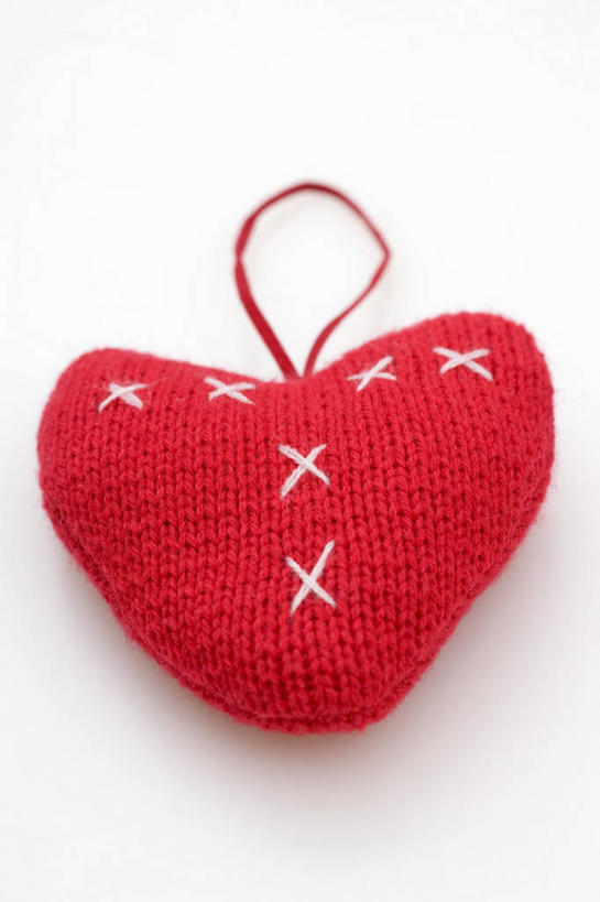 无人,竖图,俯视,室内,特写,白天,白色背景,爱情,桌面,桌子,静物,刺绣,圣诞节,阴影,节日,爱心,庆祝,艺术,反射,木制,影子,手工艺品,浪漫,文化,红色,木制品,工艺品,庆典,温暖,温馨,心形,恩爱,摄影,影棚,纪念,和睦,高雅,自信心,品位,心型,彩图,高角度拍摄,影棚拍摄,拍摄,女红,针绣,针黹,黹,融洽