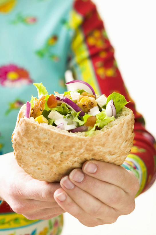 点心,面包,西方人,手,一个人,竖图,室内,特写,白天,白色背景,正面,烹饪,西餐,辣椒,蔬菜,洋葱,欧洲,欧洲人,双手,仅一个年轻女性,仅一个女性,仅一个人,握,服装,新鲜,鸡肉,肉,三明治,料理,食品,面点,拿,拿着,休闲装,菜肴,美食,肉类,食物,糕点,一个,衣服,快餐,休闲,手部,休闲服,西式,握着,摄影,服饰,佳肴,有机食品,绿色食品,影棚,单个,玉葱,肉食,彩椒,西式快餐,皮塔饼,辣角,红海椒,大椒,辣虎,广椒,三文治,口袋面包,年轻女性,女人,女性,白种人,圆葱,洋葱头,甜椒,柿子椒,球葱,辣子,海椒,番椒,灯笼椒,葱头,半身,彩图,影棚拍摄,拍摄