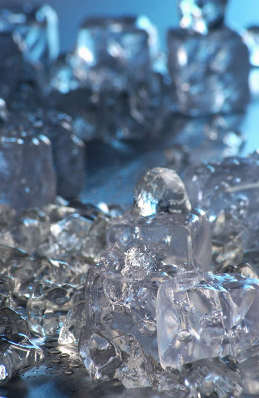 无人,竖图,俯视,室内,特写,白天,桌面,桌子,一堆,许多,阴影,堆叠,堆积,蓝色背景,反射,木制,影子,冰,冰块,很多,冷冻,木制品,寒冷,摄影,影棚,冷藏,堆,冰冷,保鲜,彩图,高角度拍摄,影棚拍摄,拍摄