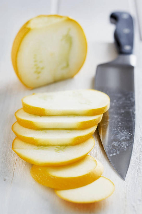 无人,竖图,俯视,室内,特写,白天,白色背景,桌面,桌子,蔬菜,金属制品,一排,阴影,新鲜,整齐,反射,金属,木制,工具,影子,食品,西葫芦,刀具,食物,排列,黄色,木制品,刀,白瓜,摄影,有机食品,绿色食品,影棚,队列,菜刀,横截面,剖面,茭瓜,切菜刀,截面,截面图形,彩图,高角度拍摄,影棚拍摄,拍摄