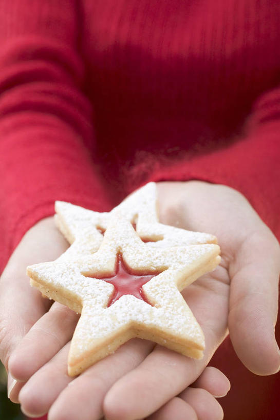 点心,西方人,手,一个人,站,捧,竖图,俯视,室内,特写,白天,水果,欧洲,圣诞节,欧洲人,双手,仅一个年轻女性,仅一个女性,仅一个人,服装,节日,庆祝,新鲜,星星,调料,酱料,酱汁,生食,佐料,食品,果实,调味品,曲奇,调味料,休闲装,文化,酱,食物,衣服,红色,饼干,果酱,零食,站着,庆典,休闲,星形,手部,休闲服,服饰,有机食品,绿色食品,纪念,五角形,曲奇饼,曲奇饼干,果子酱,年轻女性,女人,女性,白种人,五角星,端,端着,捧着,手捧,站立,半身,彩图,高角度拍摄