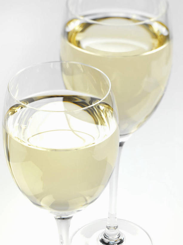 红酒,葡萄酒,无人,竖图,俯视,室内,特写,白天,白色背景,桌面,桌子,杯子,阴影,反射,木制,高脚杯,影子,红酒杯,白葡萄酒,酒类,玻璃制品,酒,饮料,两个,酒杯,木制品,摄影,影棚,葡萄酒杯,玻璃杯,彩图,高角度拍摄,影棚拍摄,拍摄