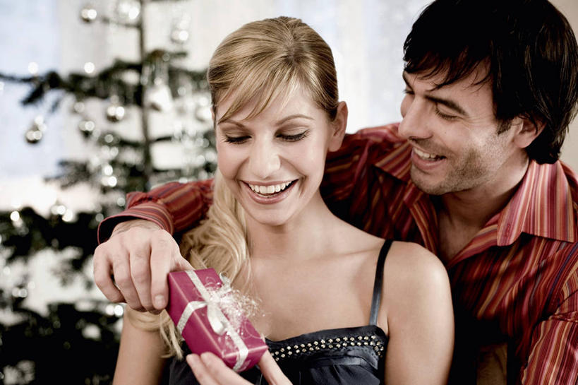 西方人,两个人,笑,微笑,露齿笑,横图,室内,白天,正面,爱情,植物,礼盒,礼物,吊带,欧洲,圣诞节,欧洲人,握,服装,节日,朦胧,模糊,庆祝,装饰,包装,包装纸,挂饰,丝绸,丝带,纸,纸盒,圣诞树,缎带,圣诞球,纸张,浪漫,拿,拿着,注视,吊带衫,文化,绸带,盒子,球,树,树木,一个,衣服,绿色,自然,包装盒,礼品盒,观察,看,庆典,球体,温暖,温馨,恩爱,握着,恋人,服饰,礼品,生长,单个,成长,观看,纪念,华丽,修饰,点缀,和睦,察看,包装材料,牛皮纸,衣着,穿着,关注,衬托,美观,雅致,雅观,衣饰,男人,男性,年轻男性,年轻女性,女人,女性,白种人,情侣,半身,彩图,伴侣,融洽