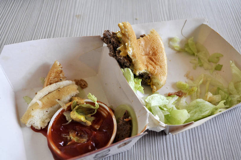 点心,面包,无人,横图,俯视,室内,特写,白天,白色背景,烹饪,西餐,餐桌,桌面,桌子,蔬菜,西红柿,椰菜,卷心菜,阴影,新鲜,反射,木制,影子,纸盒,调料,酱料,酱汁,茄汁,肉,佐料,汉堡,牛肉,料理,食品,面点,调味品,调味料,番茄酱,酱,菜肴,美食,肉类,盒子,食物,糕点,一个,包装盒,木制品,快餐,甘蓝,西式,摄影,佳肴,有机食品,绿色食品,影棚,单个,餐台,肉食,西式快餐,垃圾食品,结球甘蓝,甘兰,番茄,包心菜,彩图,高角度拍摄,影棚拍摄,拍摄