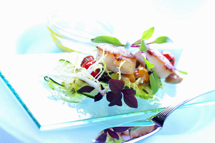 海鲜,无人,横图,俯视,室内,特写,白天,植物,桌面,桌子,蔬菜,餐具,叶子,阴影,新鲜,反射,木制,碟子,盘,纹理,影子,生食,蔬菜沙拉,沙拉,食品,绿叶,扇贝,色拉,水产,沙律,海洋生物,食物,一个,绿色,盘子,木制品,碟,嫩叶,有机食品,绿色食品,单个,色拉酱,水生动物,海产品,千岛酱,水生物,海底动物,肌理,叶,叶片,叶脉,彩图,高角度拍摄