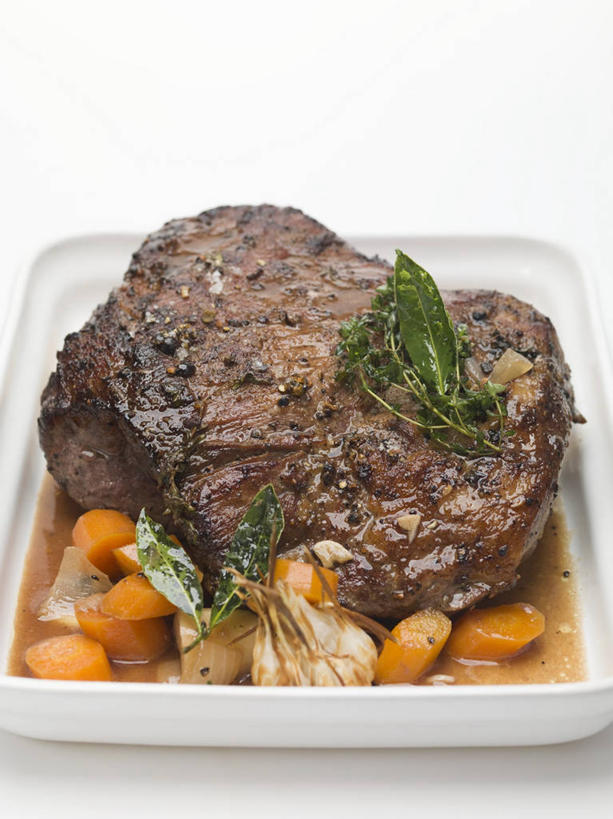 无人,竖图,俯视,室内,特写,白天,白色背景,烹饪,西餐,桌面,桌子,萝卜,胡萝卜,蔬菜,餐具,叶子,阴影,新鲜,反射,木制,碟子,盘,影子,肉,料理,食品,绿叶,猪肉,菜肴,美食,肉类,食物,一个,盘子,木制品,碟,嫩叶,西式,摄影,佳肴,有机食品,绿色食品,影棚,单个,肉食,豚肉,叶,叶片,红萝卜,甘荀,彩图,高角度拍摄,影棚拍摄,拍摄