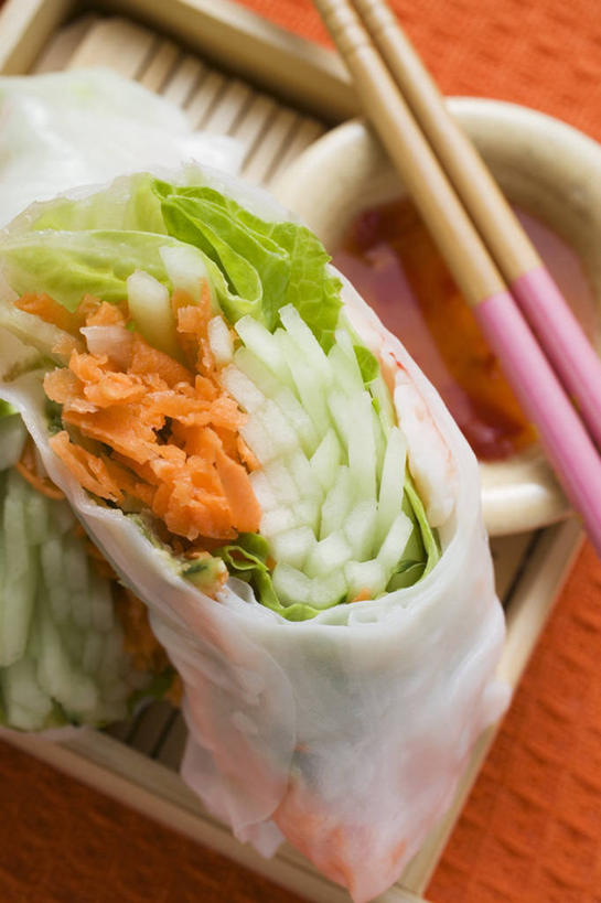 点心,无人,竖图,俯视,室内,特写,白天,筷子,桌面,桌子,萝卜,胡萝卜,蔬菜,餐具,一双,阴影,新鲜,反射,木制,包装,包装纸,木盒,影子,纸,陶瓷,调料,酱料,酱汁,佐料,料理,食品,面点,陶瓷制品,纸张,调味品,调味料,文化,传统,酱,春卷,美食,食物,一个,木制品,容器,碗,中式,有机食品,绿色食品,单个,储藏,礼节,包装材料,储存,薄饼,礼仪,春饼,糯米纸,进餐用具,红萝卜,甘荀,彩图,高角度拍摄,贮存