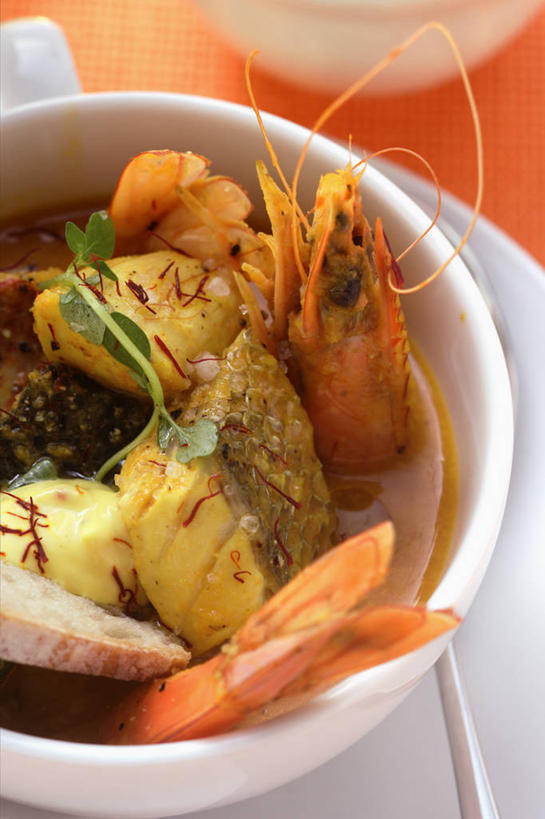 海鲜,无人,竖图,俯视,室内,特写,白天,烹饪,西餐,快乐,桌面,桌子,叶子,阴影,反射,木制,影子,陶瓷,调味,汤,虾,香料,佐料,料理,食品,绿叶,陶瓷制品,水产,菜肴,美食,大虾,藏红花,海洋生物,食物,一个,木制品,容器,碗,嫩叶,西式,佳肴,对虾,单个,储藏,保护,番红花,配料,储存,水生动物,海产品,水生物,海底动物,斑节虾,西红花,作料,东方对虾,中国对虾,叶,叶片,彩图,高角度拍摄,贮存