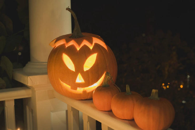 脸,头,脸颊,无人,栏杆,露台,横图,室外,夜晚,正面,阳台,南瓜,蔬菜,照明,一排,节日,庆祝,新鲜,整齐,装饰,围栏,灯光,金瓜,食品,文化,护栏,镂空,番瓜,灯,食物,排列,灯具,庆典,南瓜灯,万圣节,有机食品,绿色食品,纪念,华丽,修饰,麦瓜,倭瓜,照亮,点缀,照明设备,队列,衬托,美观,雅致,雅观,镂刻,头部,脸部,脸蛋,面部,彩图,露天阳台