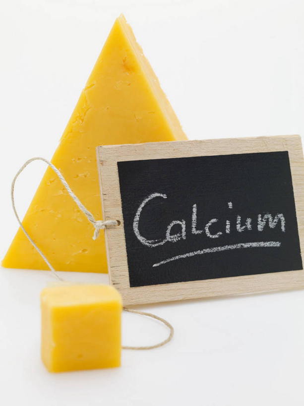 奶酪,无人,竖图,俯视,室内,特写,白天,白色背景,桌面,桌子,阴影,反射,木制,英文,标志,三角形,图形,文字,影子,字符,字母,干酪,起司,芝士,几何,营养,标识,黄色,木制品,黑板,乳酪,教学,摄影,影棚,英文字母,乳制品,数学,发酵,切达干酪,车达奶酪,车打奶酪,切达奶酪,耐磨,教学黑板,彩图,高角度拍摄,影棚拍摄,拍摄,几何图形