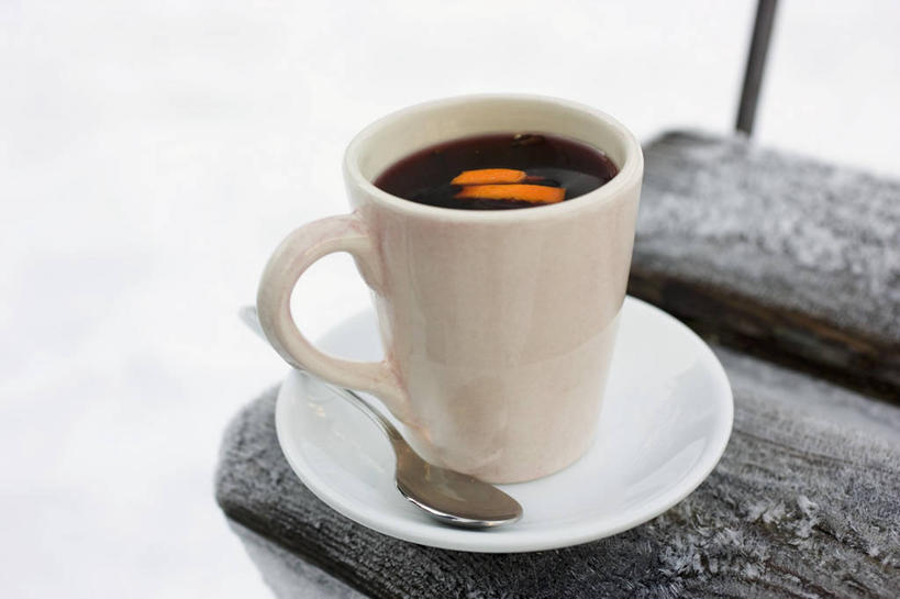 红酒,葡萄酒,无人,横图,俯视,室外,特写,白天,雪,大雪,杯子,餐具,椅子,金属制品,金属,碟子,盘,勺子,陶瓷,木椅,积雪,雪景,冬季,冬天,陶瓷制品,酒类,酒,饮料,盘子,水杯,调羹,碟,汤匙,红葡萄酒,寒冷,严寒,茶杯,彩图,高角度拍摄