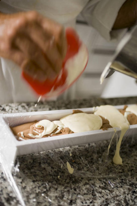 点心,西方人,手,一个人,站,竖图,俯视,室内,特写,白天,桌面,桌子,餐具,欧洲,欧洲人,仅一个男性,仅一个人,握,阴影,服装,朦胧,模糊,反射,碟子,工具,盘,影子,大理石,食品,糖,糖果,甜点,甜品,刀具,拿,拿着,休闲装,食物,糕点,仅一个年轻男性,一个,衣服,盘子,碟,甜食,奶油,巧克力,站着,休闲,手部,休闲服,握着,服饰,单个,朱古力,黑巧克力,单手,乳制品,刮刀,大理石制品,激凌,克林姆,淇淋,男人,男性,年轻男性,白种人,站立,半身,彩图,高角度拍摄,橡皮刮刀