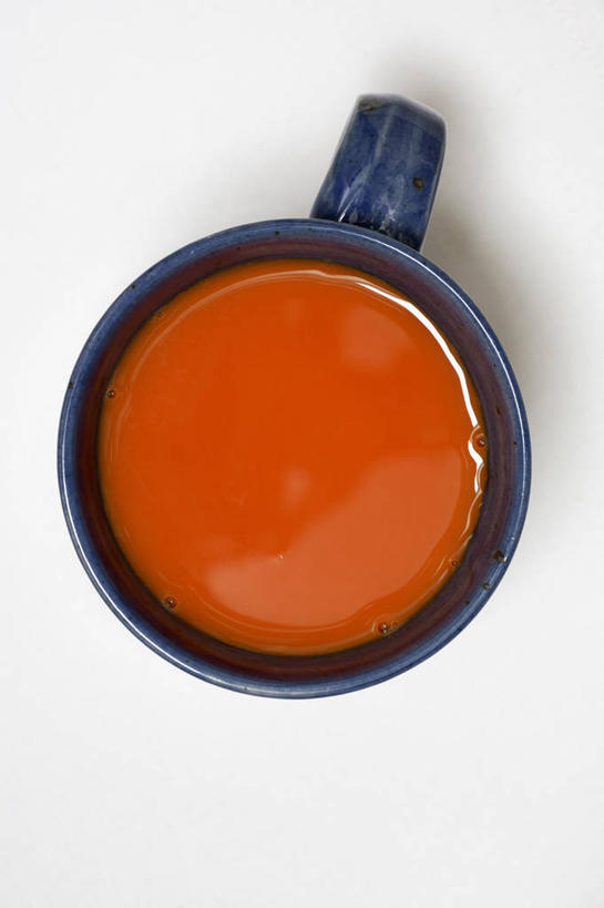 无人,竖图,俯视,室内,特写,白天,白色背景,桌面,桌子,萝卜,胡萝卜,蔬菜,杯子,阴影,新鲜,反射,木制,影子,陶瓷,食品,陶瓷制品,饮品,蔬菜汁,食物,饮料,一个,马克杯,木制品,水杯,摄影,有机食品,绿色食品,影棚,单个,胡萝卜汁,可口,适口,红萝卜,甘荀,彩图,高角度拍摄,影棚拍摄,拍摄