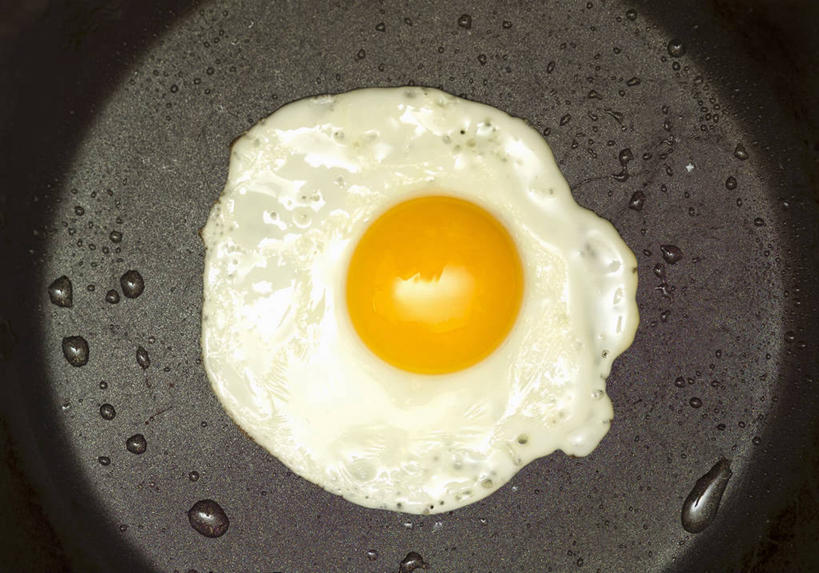 无人,横图,俯视,室内,特写,白天,烹饪,厨具,金属制品,黑色背景,金属,锅子,平底锅,蛋,荷包蛋,鸡蛋,煎蛋,食用油,油,锅,一个,摄影,影棚,单个,锅具,烹饪用具,植物油,卵,煎鸡蛋,烹调用具,烹调,彩图,高角度拍摄,影棚拍摄,拍摄