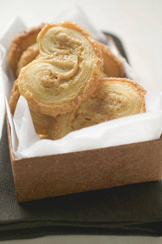 点心,无人,竖图,俯视,室内,特写,白天,桌面,桌子,阴影,反射,木制,包装,包装纸,影子,纸,纸盒,食品,甜点,甜品,纸张,小吃,盒子,食物,糕点,一个,包装盒,木制品,甜食,单个,包装材料,牛皮纸,蝴蝶酥,彩图,高角度拍摄