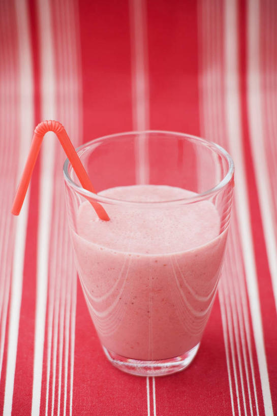 无人,竖图,俯视,室内,特写,白天,桌面,桌子,杯子,阴影,反射,木制,布料,影子,塑料,食品,甜点,甜品,一杯,布纹,玻璃制品,桌布,食物,饮料,一个,餐巾,木制品,水杯,塑料制品,吸管,台布,甜食,冰淇淋,单个,鲜奶,空心,奶昔,饮管,草莓奶昔,玻璃杯,彩图,高角度拍摄,圆柱状