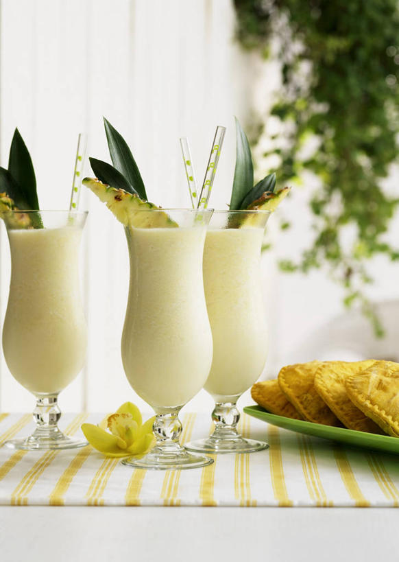 果汁,无人,竖图,俯视,室内,特写,白天,植物,桌面,桌子,菠萝,杯子,餐具,水果,叶子,阴影,朦胧,模糊,新鲜,反射,木制,碟子,盘,纹理,影子,塑料,生食,食品,果实,绿叶,饮品,玻璃制品,食物,饮料,一个,绿色,盘子,木制品,水杯,塑料制品,吸管,碟,嫩叶,摄影,有机食品,绿色食品,影棚,单个,空心,可口,菠萝汁,肌理,饮管,适口,叶,叶片,叶脉,玻璃杯,凤梨,彩图,高角度拍摄,影棚拍摄,拍摄,圆柱状