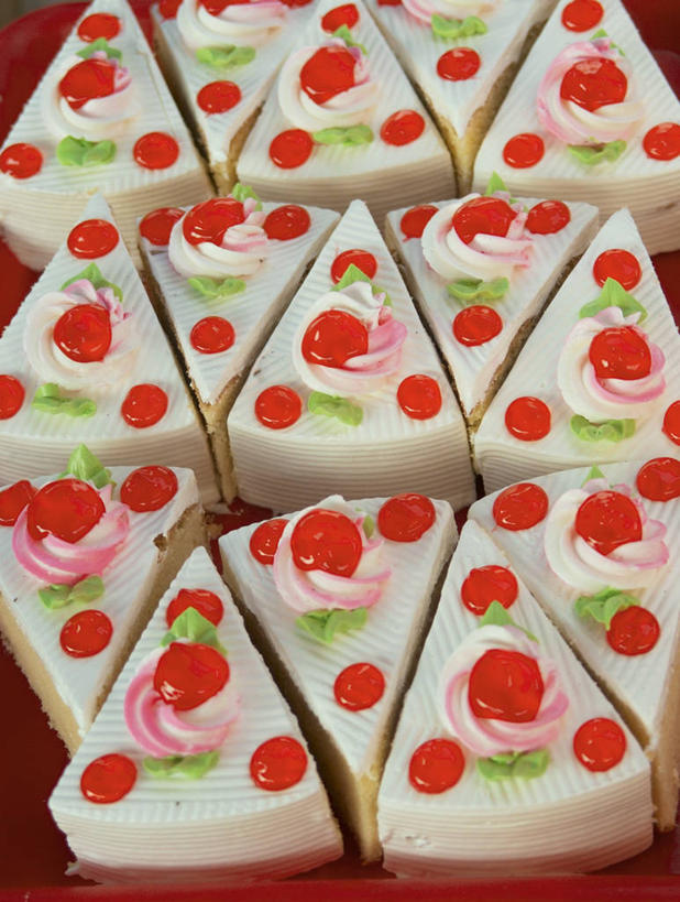 点心,无人,竖图,俯视,室内,特写,白天,下午茶,餐桌,桌子,一排,许多,切开,阴影,整齐,并列,并排,反射,影子,食品,很多,食物,糕点,排列,切,餐台,队列,平行,剖面,切面,海绵蛋糕,彩图,高角度拍摄,蛋糕