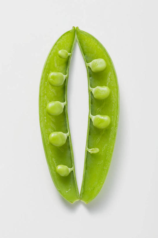 无人,竖图,俯视,室内,特写,白天,白色背景,植物,餐桌,桌子,蔬菜,阴影,新鲜,反射,影子,豆类,豆子,豌豆,食品,荷兰豆,食物,绿色,摄影,有机食品,绿色食品,影棚,餐台,雪豆,豆科,寒豆,毕豆,麻累,国豆,小寒豆,麦豌豆,彩图,高角度拍摄,影棚拍摄,拍摄