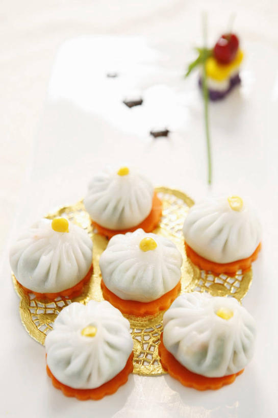 点心,无人,竖图,俯视,室内,特写,白天,白色背景,餐桌,桌子,许多,阴影,朦胧,模糊,反射,影子,料理,食品,包子,面点,很多,美食,食物,排列,中式,摄影,影棚,餐台,摆列,彩图,高角度拍摄,影棚拍摄,拍摄,水晶包,水晶包子,布列,分列