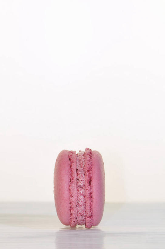 点心,无人,竖图,俯视,室内,特写,白天,白色背景,餐桌,桌子,阴影,反射,影子,食品,甜点,甜品,食物,糕点,一个,粉色,甜食,摄影,影棚,单个,餐台,马卡龙,玛卡龙,杏仁小圆饼,彩图,高角度拍摄,影棚拍摄,拍摄