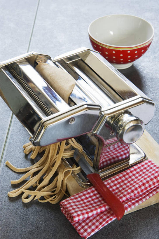 面食,面条,意大利面,无人,竖图,俯视,室内,特写,白天,西餐,餐桌,桌子,切开,阴影,反射,电器,工具,影子,陶瓷,面,料理,食品,陶瓷制品,设备,食物,一个,餐巾,容器,碗,切,西式,单个,餐台,储藏,一台,家电,家用电器,储存,保洁方巾,口布,面条机,彩图,高角度拍摄,贮存