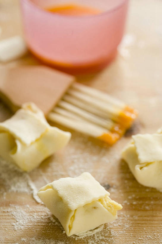 奶酪,无人,竖图,俯视,室内,特写,白天,烹饪,餐桌,桌子,厨具,阴影,朦胧,模糊,反射,影子,蛋,蛋黄,鸡蛋,干酪,起司,芝士,营养,刷子,乳酪,餐台,乳制品,发酵,烹饪用具,草鸡蛋,卵,烹调用具,烹调,彩图,高角度拍摄,烧烤刷