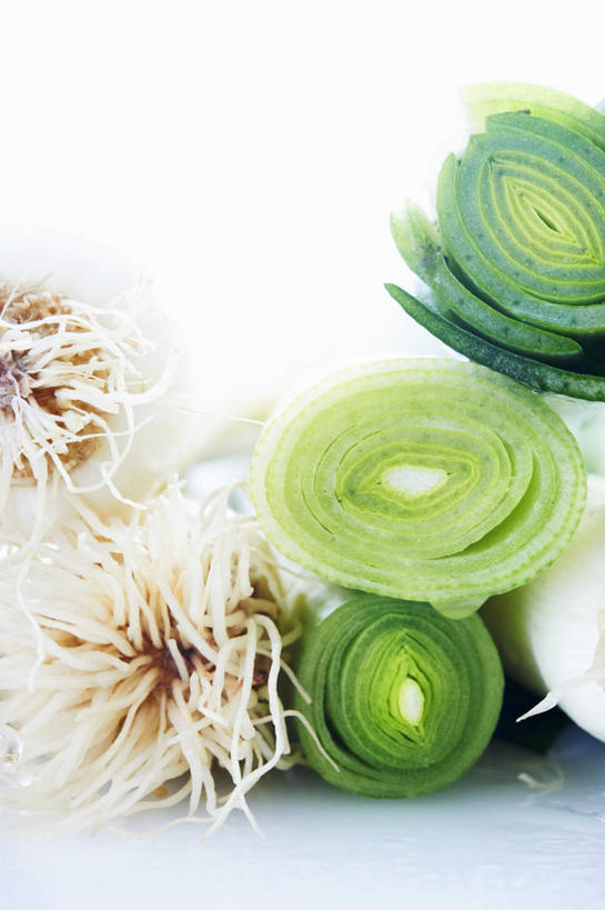 无人,竖图,俯视,室内,特写,白天,餐桌,桌子,蔬菜,切开,阴影,新鲜,反射,影子,葱,青葱,食品,食物,绿色,切,有机食品,绿色食品,餐台,剖面,切面,韭葱,彩图,高角度拍摄