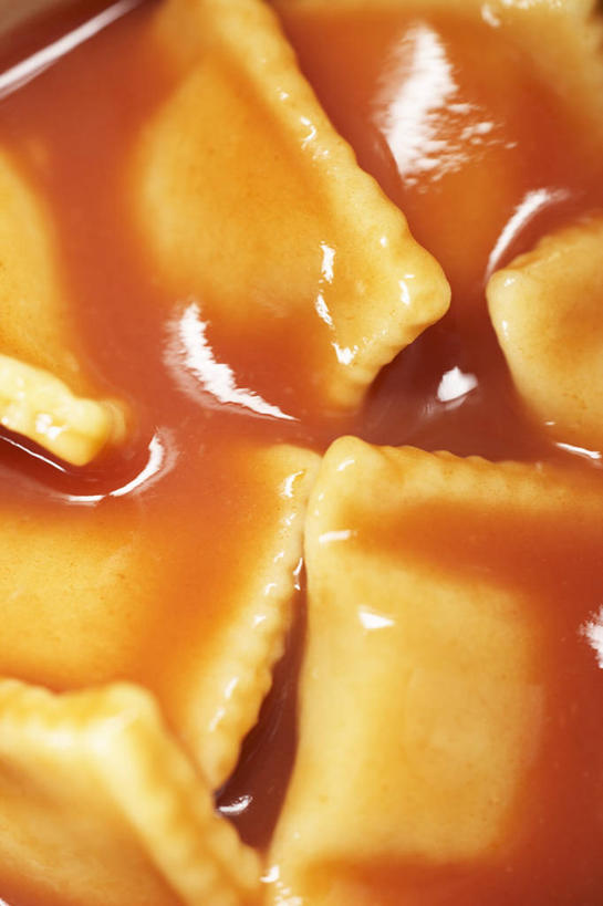 面食,面条,意大利面,无人,竖图,俯视,室内,特写,白天,西餐,阴影,反射,影子,调料,酱料,酱汁,面,茄汁,佐料,料理,食品,调味品,调味料,番茄酱,酱,食物,西式,意大利馄饨,彩图,高角度拍摄