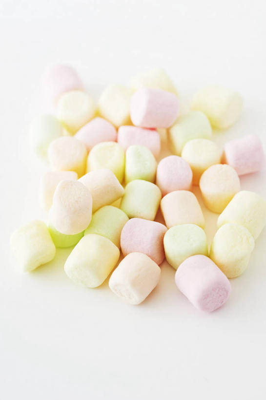 无人,竖图,俯视,室内,特写,白天,白色背景,餐桌,桌子,一堆,许多,阴影,堆叠,堆积,反射,影子,食品,糖,糖果,甜点,甜品,软糖,很多,棉花糖,食物,甜食,摄影,影棚,餐台,堆,彩图,高角度拍摄,影棚拍摄,拍摄