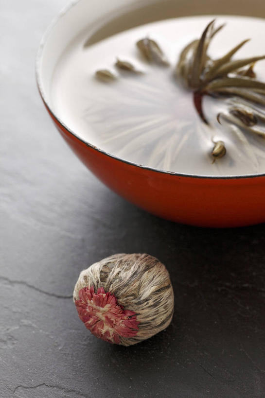 无人,竖图,俯视,室内,特写,白天,爱情,幸福,纯洁,热情,餐桌,茶,桌子,玫瑰,杯子,阴影,盛开,反射,木制,影子,陶瓷,茶叶,玫瑰花,陶瓷制品,饮品,一杯,浪漫,花蕾,娱乐,花,花瓣,花朵,鲜花,一朵,木制品,水杯,花茶,花苞,花蕊,享受,休闲,温暖,温馨,恩爱,放松,乐趣,保健,养生,餐台,花草茶,和睦,舒适,感动,尊敬,茉莉花茶,茉莉香片,香花茶,香片,熏花茶,天真,刺玫花,徘徊花,茶杯,彩图,高角度拍摄,融洽