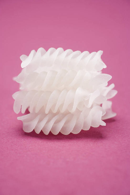 面食,面条,意大利面,无人,竖图,俯视,室内,特写,白天,西餐,餐桌,桌子,一堆,许多,阴影,堆叠,堆积,粉色背景,反射,影子,面,料理,食品,食物,白色,西式,摄影,影棚,餐台,堆,螺旋面,彩图,高角度拍摄,影棚拍摄,拍摄