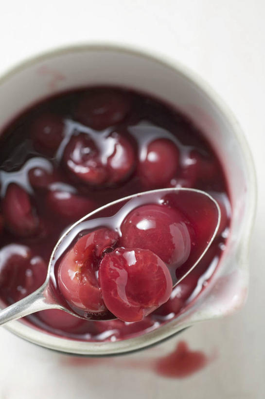 无人,竖图,俯视,室内,特写,白天,白色背景,餐桌,桌子,樱桃,水果,一把,一堆,许多,阴影,堆叠,堆积,新鲜,反射,影子,勺子,陶瓷,生食,食品,果实,陶瓷制品,食物,红色,白色,容器,调羹,汤匙,碗,果酱,摄影,有机食品,绿色食品,影棚,餐台,储藏,堆,储存,樱桃酱,果子酱,樱珠,莺桃,英桃,楔桃,牛桃,荆桃,彩图,高角度拍摄,影棚拍摄,拍摄,贮存