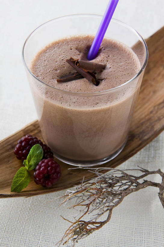 无人,竖图,俯视,室内,特写,白天,白色背景,餐桌,桌子,黑莓,杯子,餐具,水果,叶子,阴影,新鲜,反射,木制,碟子,盘,影子,塑料,生食,食品,甜点,甜品,果实,绿叶,一杯,玻璃制品,食物,饮料,一个,紫色,盘子,木制品,水杯,塑料制品,吸管,碟,甜食,嫩叶,冰淇淋,摄影,有机食品,绿色食品,影棚,单个,餐台,鲜奶,空心,奶昔,饮管,露莓,巧克力奶昔,叶,叶片,玻璃杯,彩图,高角度拍摄,影棚拍摄,拍摄,圆柱状