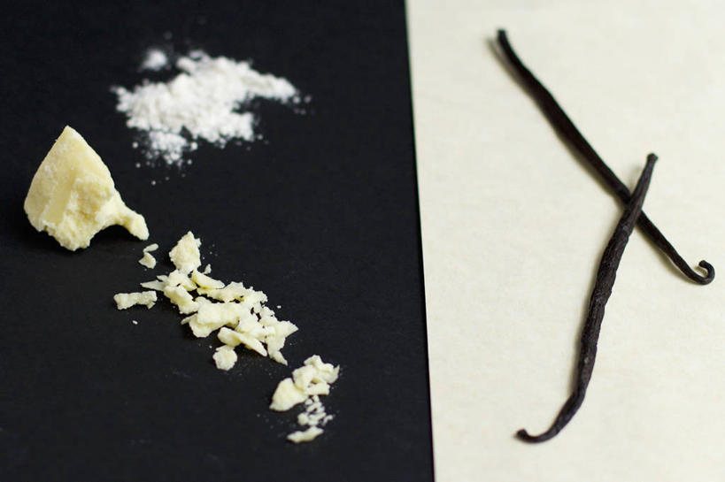 无人,横图,俯视,室内,特写,白天,餐桌,桌子,许多,阴影,黑色背景,反射,粉末,影子,调料,食品,糖,糖果,甜点,甜品,调味品,调味料,白巧克力,食物,白色,甜食,巧克力,粉,摄影,影棚,餐台,朱古力,糖粉,粉状,粉剂,彩图,高角度拍摄,影棚拍摄,拍摄,糖类