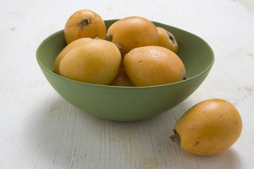 无人,横图,俯视,室内,特写,白天,白色背景,餐桌,桌子,枇杷,水果,一堆,许多,阴影,堆叠,堆积,新鲜,反射,影子,陶瓷,生食,食品,果实,陶瓷制品,食物,一个,黄色,容器,碗,摄影,有机食品,绿色食品,影棚,单个,餐台,储藏,堆,储存,芦枝,芦橘,金丸,彩图,高角度拍摄,影棚拍摄,拍摄,贮存