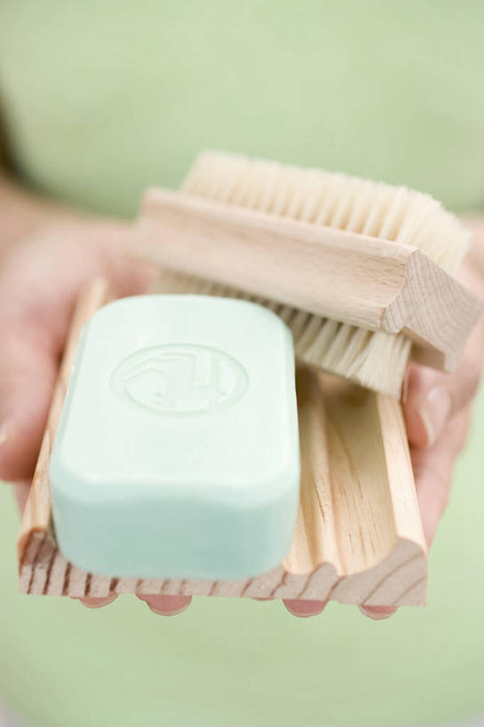 西方人,手,一个人,捧,竖图,俯视,室内,特写,白天,化妆,美容,欧洲,欧洲人,双手,仅一个年轻女性,仅一个女性,仅一个人,一块,护肤,阴影,服装,朦胧,模糊,反射,影子,休闲装,衣服,绿色,化妆品,刷子,肥皂,香皂,日用品,洗浴用品,清洁,保养,享受,休闲,手部,休闲服,放松,保健,服饰,护肤品,化妆用品,沐浴刷,清洁用具,护肤用品,舒缓,养颜,去污,紧肤,嫩肤,洗浴用具,年轻女性,女人,女性,白种人,端,端着,捧着,手捧,洗涤,半身,彩图,高角度拍摄