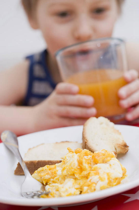 点心,面包,果汁,西方人,儿童,手,一个人,竖图,俯视,室内,特写,白天,早餐,纯洁,餐桌,桌子,柑橘,杯子,餐具,欧洲,欧洲人,双手,仅一个男性,仅一个人,握,阴影,服装,朦胧,模糊,反射,叉子,碟子,盘,影子,蛋,鸡蛋,橙汁,食品,面点,饮品,休闲装,吐司,玻璃制品,食物,糕点,饮料,小孩,衣服,白色,盘子,水杯,碟,仅一个小孩,休闲,手部,休闲服,可爱,童年,童趣,握着,服饰,餐台,法式面包,可口,童真,吐司面包,烂漫,无邪,餐叉,卵,适口,天真,男孩,男人,男性,白种人,孩子,玻璃杯,进餐用具,橘子,桔子,橙子,橙,半身,彩图,高角度拍摄,早饭,多士,听型面包,男生