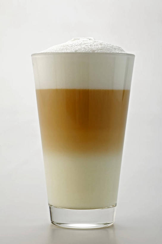 咖啡,无人,竖图,室内,特写,白天,白色背景,正面,幸福,餐桌,桌子,杯子,阴影,反射,影子,一杯,娱乐,玻璃制品,饮料,一个,水杯,享受,休闲,温馨,放松,乐趣,摄影,影棚,单个,餐台,提神,舒适,醒脑,软饮料,拿铁,拿铁咖啡,玻璃杯,彩图,影棚拍摄,拍摄