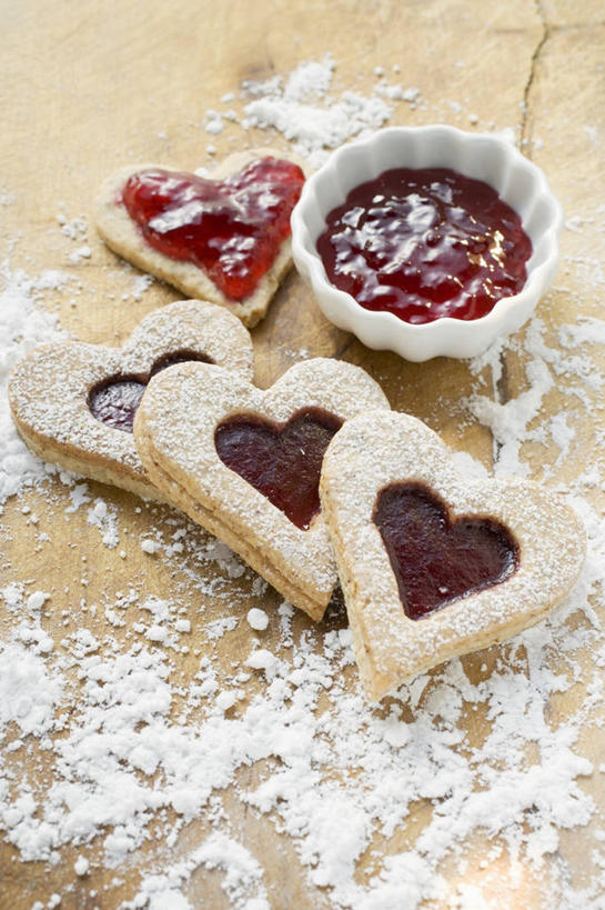 点心,无人,竖图,俯视,室内,特写,白天,爱情,餐桌,桌子,阴影,爱心,反射,木制,粉末,影子,面粉,食品,曲奇,浪漫,粮食,食物,红色,木制品,饼干,果酱,零食,温暖,温馨,心形,粉,恩爱,餐台,农产品,和睦,曲奇饼,曲奇饼干,原材料,粉状,果子酱,心型,彩图,高角度拍摄,融洽