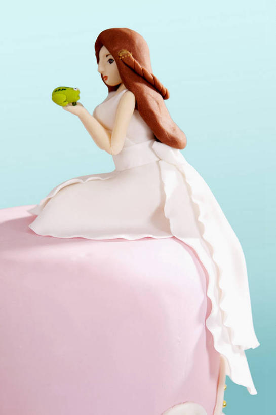 点心,西方人,一个人,无人,新娘,跪,捧,竖图,室内,特写,白天,正面,婚纱,婚礼,快乐,餐桌,桌子,水果,雕塑,欧洲,欧洲人,仅一个年轻女性,仅一个女性,仅一个人,一块,阴影,蓝色背景,头纱,庆祝,新鲜,艺术,装饰,反射,雕刻,雕像,影子,生食,食品,果实,婚礼蛋糕,结婚,食物,糕点,一个,工艺品,百香果,喜庆,西番莲,摄影,有机食品,绿色食品,影棚,单个,餐台,纪念,美术,主题,陈列,功能,美学,鸡蛋果,受难果,巴西果,年轻女性,女人,女性,白种人,端,端着,跪着,捧着,手捧,彩图,全身,影棚拍摄,婚礼服,礼服,高兴,拍摄,婚礼头纱,蛋糕,结婚蛋糕