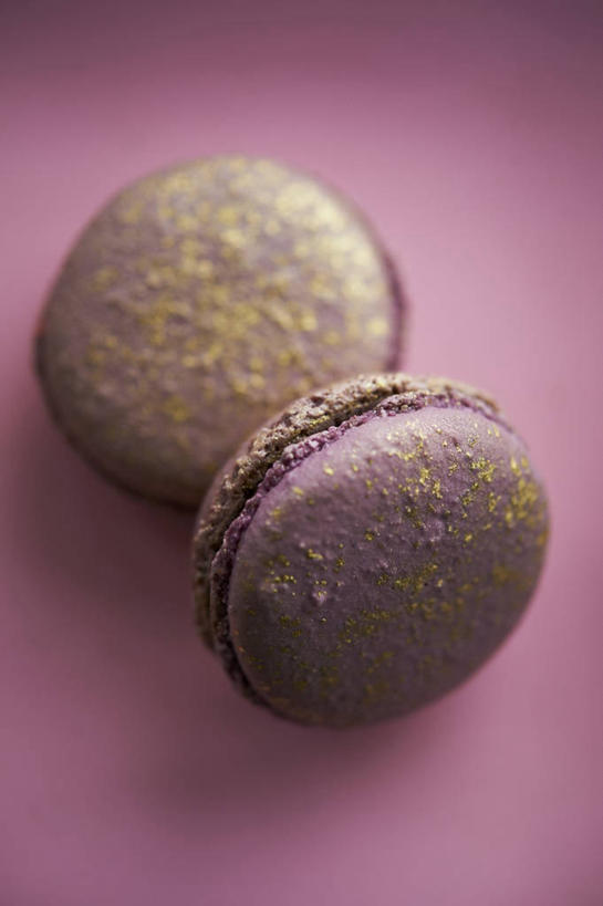 点心,无人,竖图,俯视,室内,特写,白天,餐桌,桌子,阴影,粉色背景,朦胧,模糊,反射,影子,食品,甜点,甜品,食物,糕点,两个,甜食,摄影,影棚,餐台,马卡龙,玛卡龙,杏仁小圆饼,彩图,高角度拍摄,影棚拍摄,拍摄