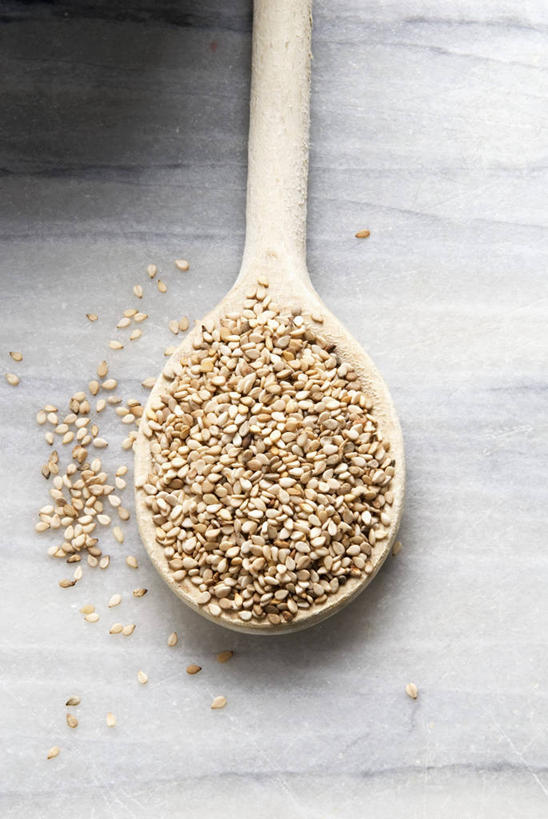 无人,竖图,俯视,室内,特写,白天,餐桌,桌子,一把,一堆,许多,阴影,堆叠,堆积,反射,木制,影子,勺子,芝麻,木制品,调羹,汤匙,摄影,影棚,餐台,堆,脂麻,胡麻,白麻,巨胜子,油麻,彩图,高角度拍摄,影棚拍摄,拍摄