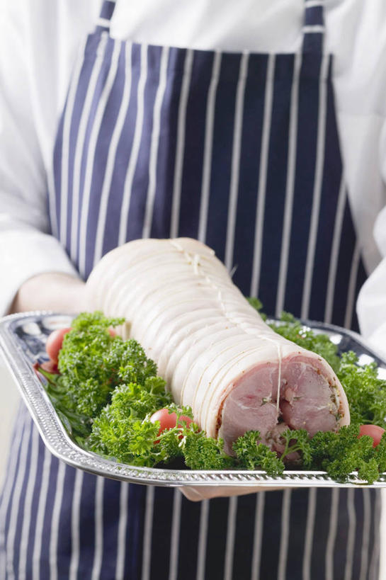 西方人,一个人,捧,竖图,室内,白天,正面,蔬菜,餐具,金属制品,欧洲,欧洲人,仅一个男性,仅一个人,仅一个中年男性,一堆,许多,阴影,堆叠,堆积,条纹,服装,新鲜,反射,金属,碟子,盘,围裙,影子,肉,食品,休闲装,猪肉,肉类,食物,衣服,白色,盘子,碟,休闲,休闲服,服饰,有机食品,绿色食品,堆,横截面,剖面,肉食,豚肉,截面,截面图形,男人,男性,中年男性,白种人,端,端着,捧着,手捧,半身,彩图