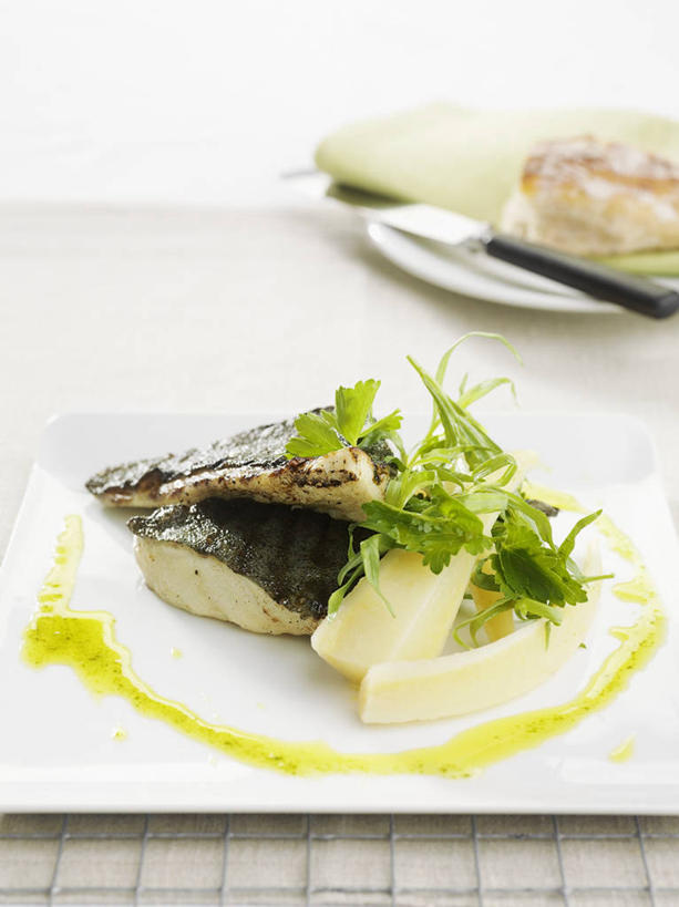 海鲜,奶酪,无人,竖图,俯视,室内,特写,白天,白色背景,烹饪,西餐,餐桌,桌子,蔬菜,餐具,阴影,新鲜,反射,鱼,碟子,工具,盘,影子,肉,鱼肉,干酪,起司,料理,食品,刀具,芝士,营养,水产,菜肴,美食,肉类,鱼类,海洋生物,食物,两个,白色,盘子,碟,刀,乳酪,西式,摄影,佳肴,有机食品,绿色食品,影棚,餐台,乳制品,水生动物,餐刀,海产品,水生物,发酵,肉食,海底动物,鳕鱼,鳘鱼,彩图,高角度拍摄,影棚拍摄,拍摄